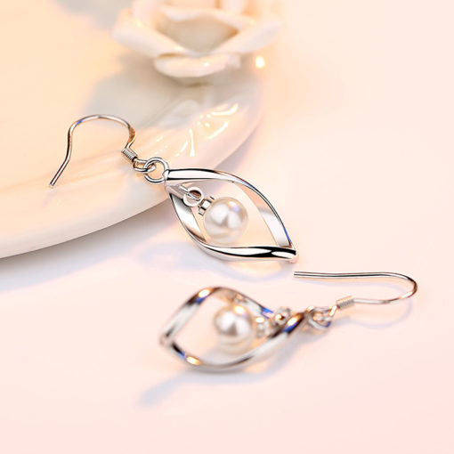 Beautiful Hanging Simulated Reverse Pearls Earrings
