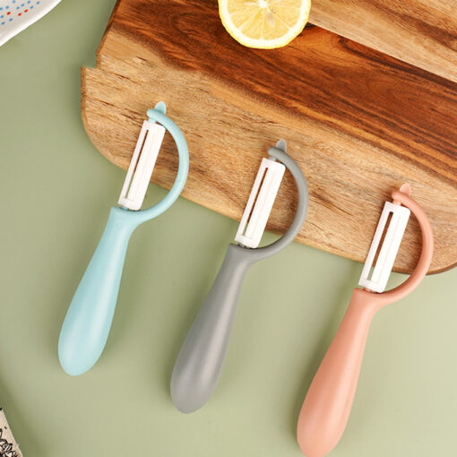 Adjustable Scale Tool: This double-headed measuring spoon adopts an adjustable design. The capacity can be adjusted according to the actual situation. Suitable for dry and semi-liquid ingredients, but not suitable for liquid. save space. No need for multiple measuring spoons. Very useful for kitchen utensils. Multiple Layers: This household weighing spoon has multiple layers to choose from. A total of 12 levels can replace 12 measuring spoons. Different levels are useful for your different dosing needs. Is it very simple and practical? High Quality: This double-head measuring spoon is made of high-quality materials as a whole. With a smooth surface, no residue. Easy to clean, acid resistant, corrosion resistant, safe, and environmentally friendly. And it is also sustainable. Double-ended Design: The fingerprint lock on this adjustable household measuring spoon can help you move the slider back and forth to achieve accurate measurement. Slide the cover to the desired measurement value. The cover will snap into place, tilted and edges can be aligned and leveled easily. Wide Application Range: This 12-level adjustable measuring spoon is suitable for coffee flavoring, cake baking, cooking, powdered sugar, and salt. The cover sheet can be easily removed for cleaning, and it will be restored to its original position after drying for the next use.