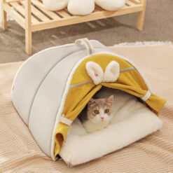 Enclosed Four Seasons Winter Warm Cat House