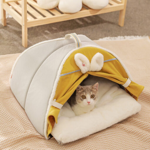 Enclosed Four Seasons Winter Warm Cat House